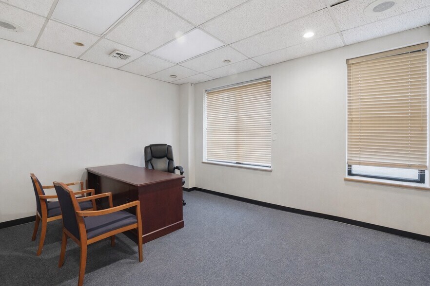 More Photos Of 20 W Park Ave, Long Beach Storefront Retail Office For Lease
