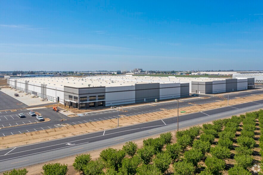 More Photos Of 8115 W Riggin Rd, Visalia Warehouse For Lease