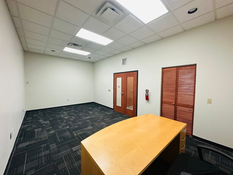 More Photos Of 12276 San Jose Blvd, Jacksonville Coworking Space