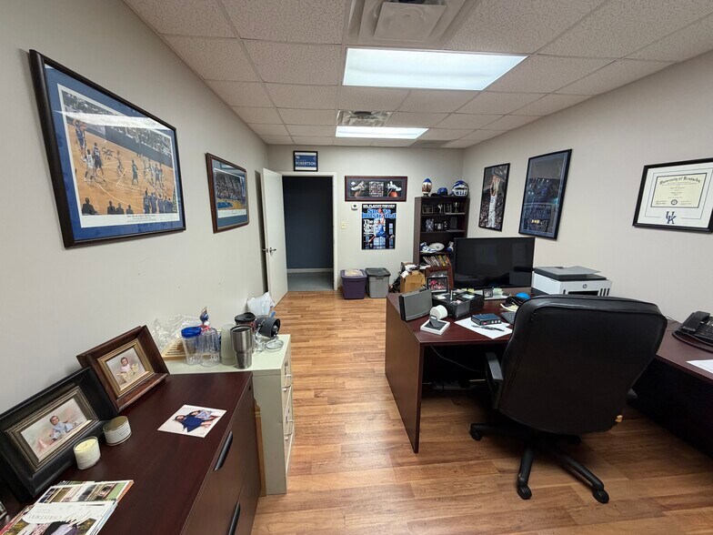 More Photos Of 819 Porter Pl, Lexington Warehouse For Lease