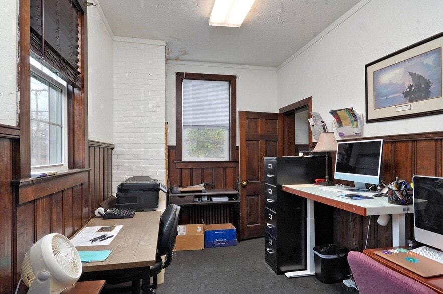 More Photos Of 2440 E Seminole St, Springfield Specialty For Sale