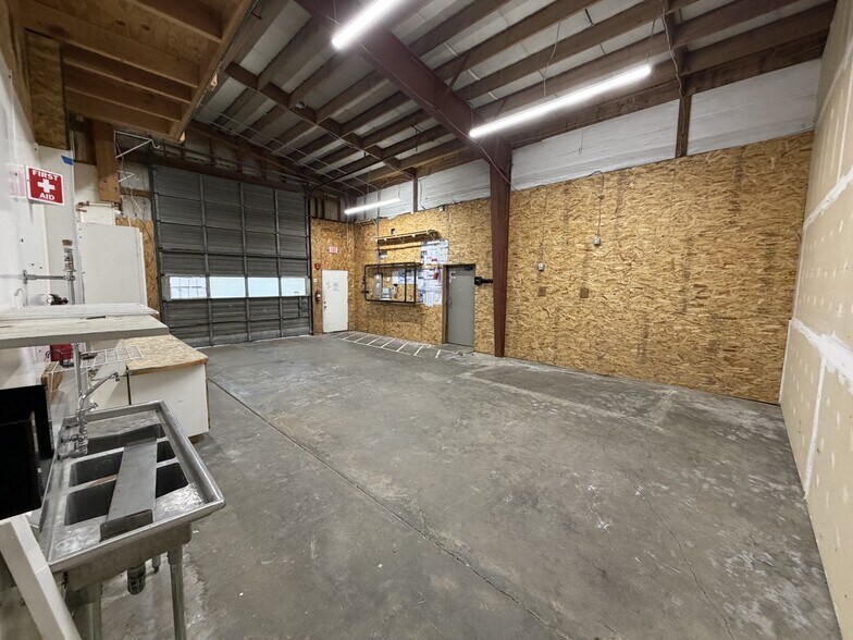More Photos Of 3001 SW Highway 101, Lincoln City Warehouse For Lease