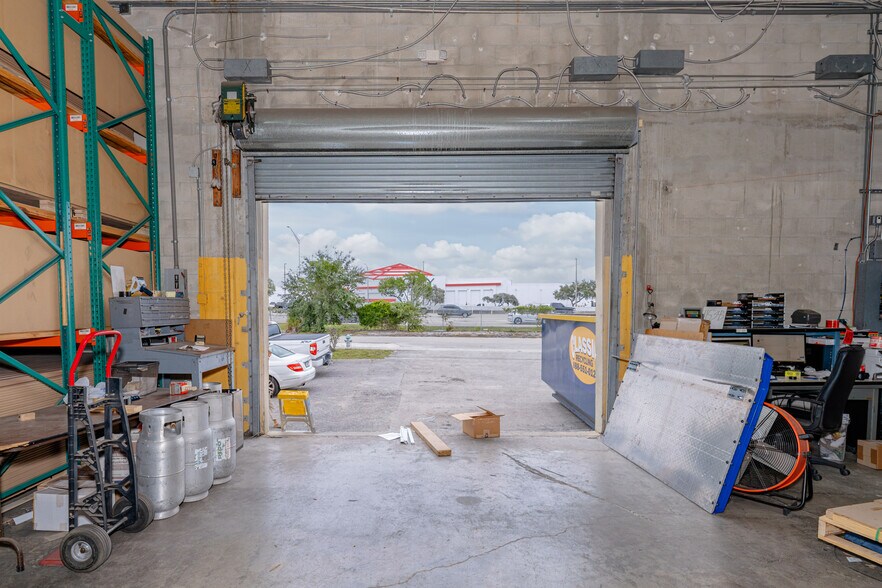 More Photos Of 4000 N 28th Ter, Hollywood Warehouse For Lease