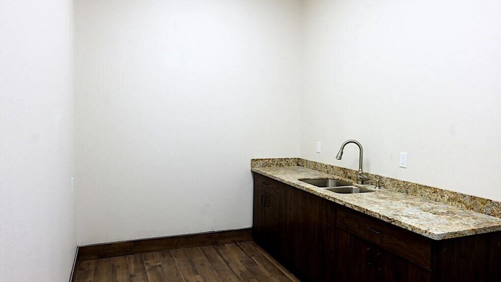 More Photos Of 1504 S Day St, Brenham Storefront Retail Office For Lease