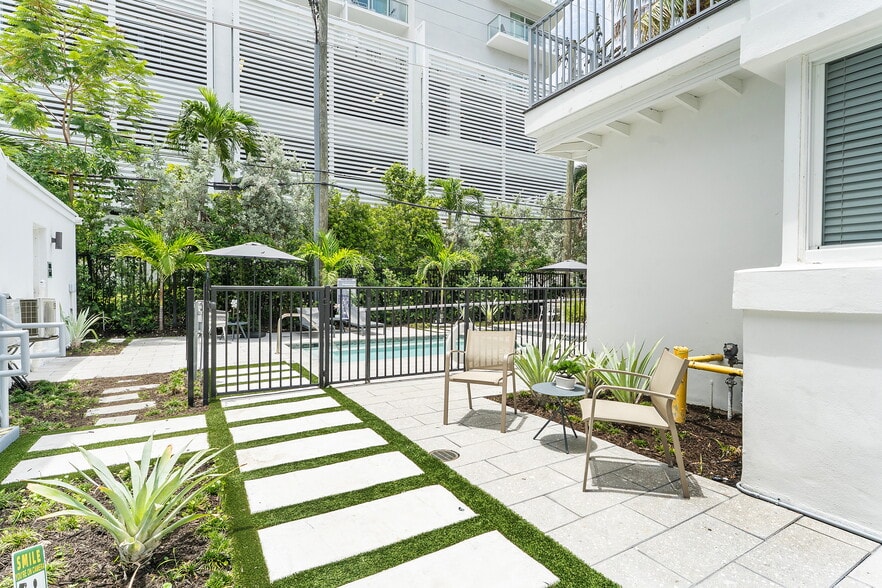 More Photos Of 3020-3024 Seville St, Fort Lauderdale Hotel For Sale