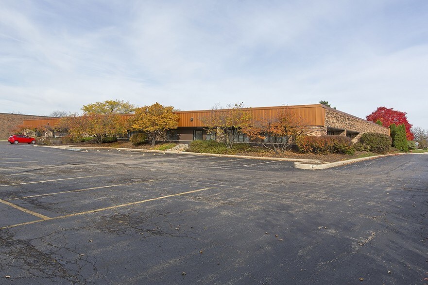 More Photos Of 3701 Commercial Dr, Northbrook Office For Lease