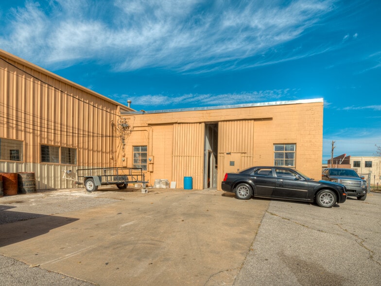 More Photos Of 3730-3732 N MacArthur Blvd, Warr Acres Showroom For Lease