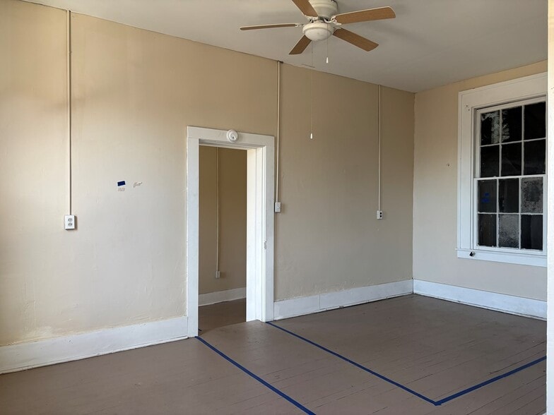 More Photos Of 122 N Market St, Waverly Storefront For Sale