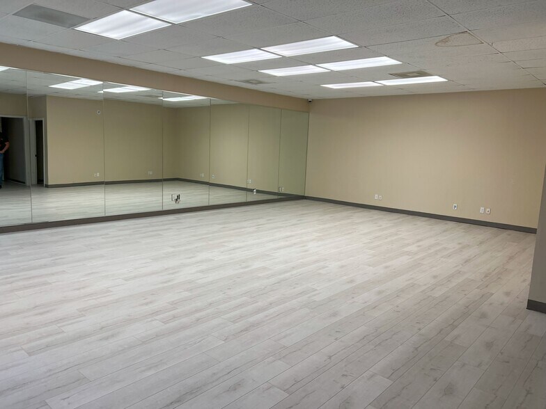 More Photos Of 1720 Townhurst Dr, Houston Warehouse For Sale