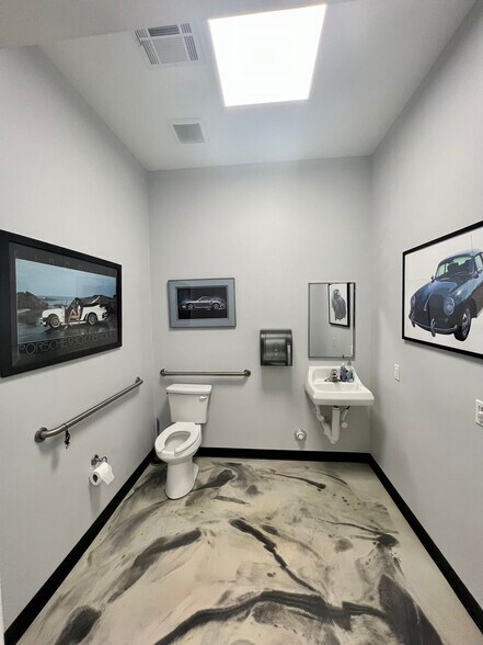 More Photos Of 1308 N Frazier St, Conroe Service For Sale