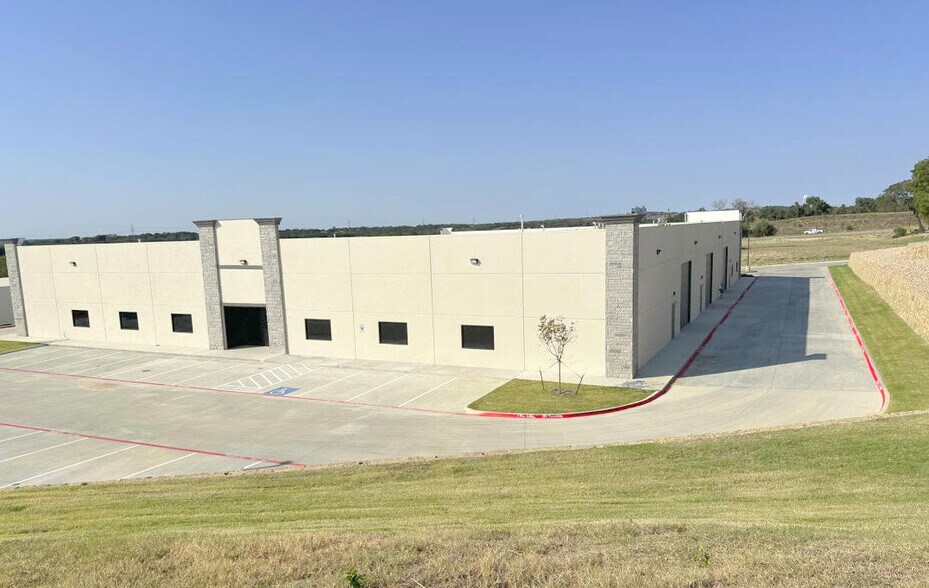 More Photos Of 130 Business Park Dr, Hudson Oaks Warehouse For Lease