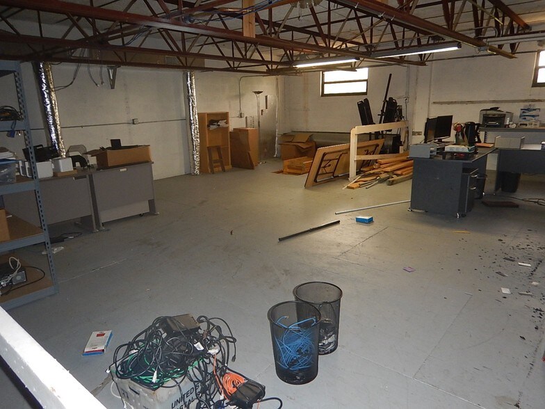 More Photos Of 4199 N Dixie Hwy, Boca Raton Warehouse For Lease