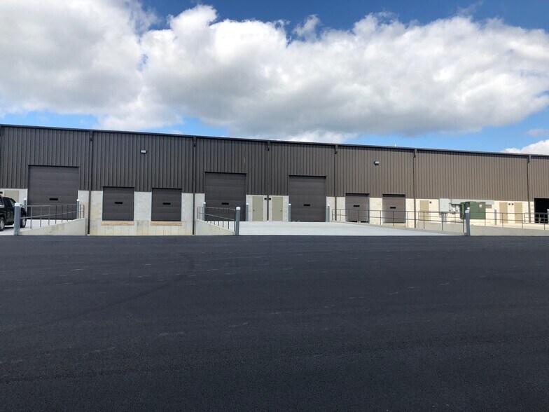 More Photos Of 2071 Phoenix Ave, Massillon Distribution For Lease