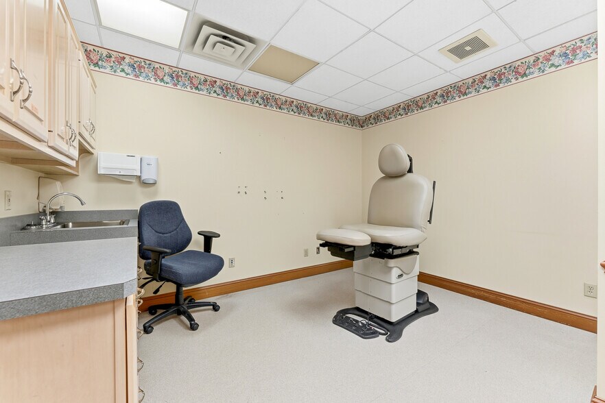 More Photos Of 1703 Locust Ave, Fairmont Medical For Sale