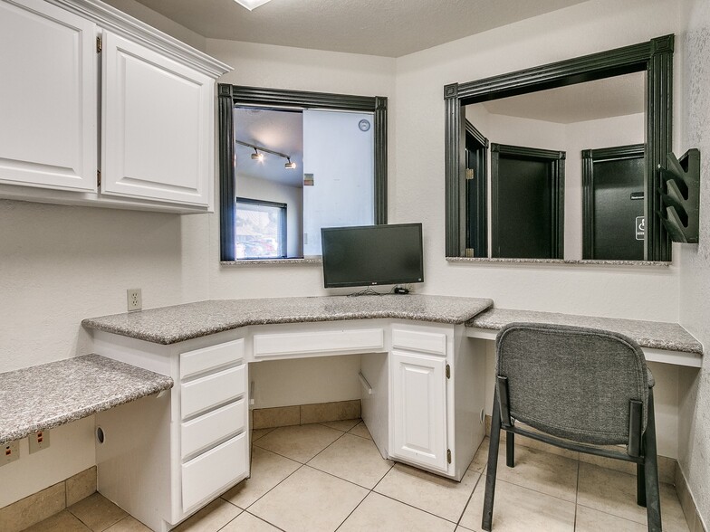 More Photos Of 2124 S Shadowlake, Oklahoma City Medical For Lease