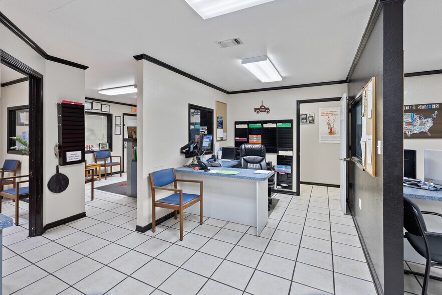 More Photos Of 955 W Kingsbury St, Seguin Auto Repair For Sale