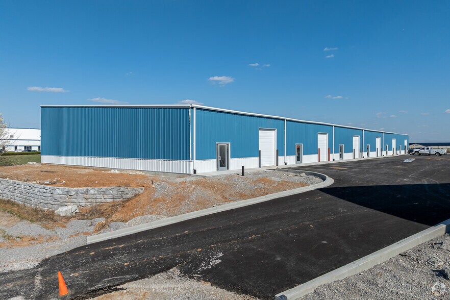 More Photos Of 100 Lacefield, Midway Light Distribution For Sale