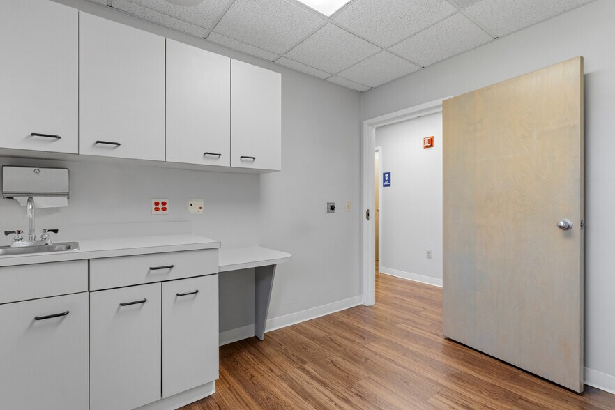 More Photos Of 320 Phillips St, North Kingstown Medical For Sale