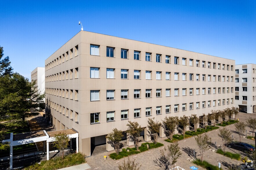 More Photos Of 1500 Solana Blvd, Westlake Unknown For Lease