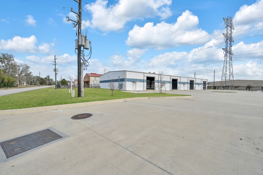More Photos Of 535 S Persimmon St, Tomball Warehouse For Lease