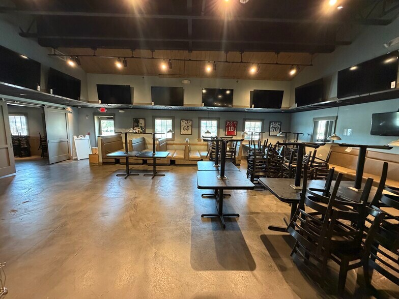 More Photos Of 256 Liberty St, Thomasville Restaurant For Lease