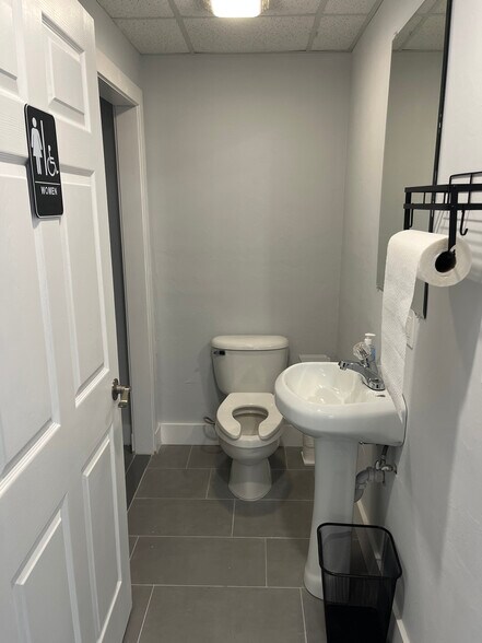 More Photos Of 3120-3131 E Riverside Dr, Fort Myers Flex For Sale