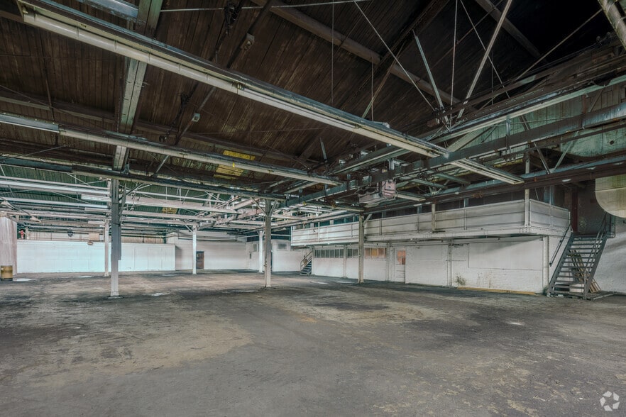 More Photos Of 5851 W Dickens Ave, Chicago Manufacturing For Lease