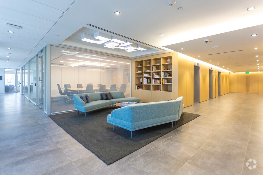 More Photos Of 1 SE 3rd Ave, Miami Office For Lease