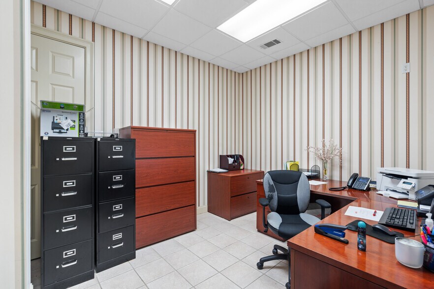 More Photos Of 20 Capital Dr, Hilton Head Island Showroom For Sale
