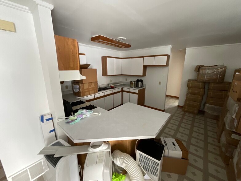 More Photos Of 107 W Delaware, Decatur Freestanding For Sale