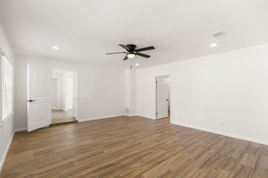 More Photos Of 14135 Huffmeister Rd, Cypress Freestanding For Lease