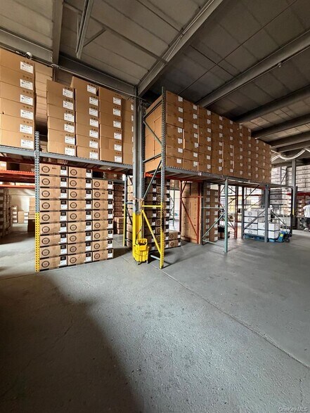 More Photos Of 105 Lakeville Rd, New Hyde Park Light Manufacturing For Lease