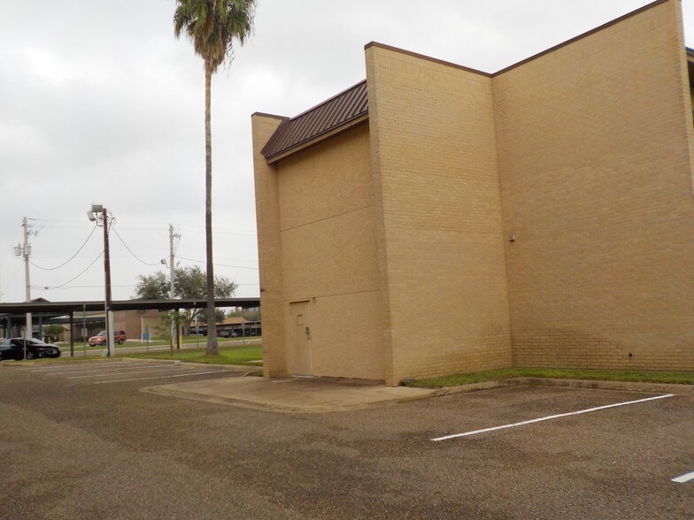 More Photos Of 3700 N 10th St, McAllen Office For Lease