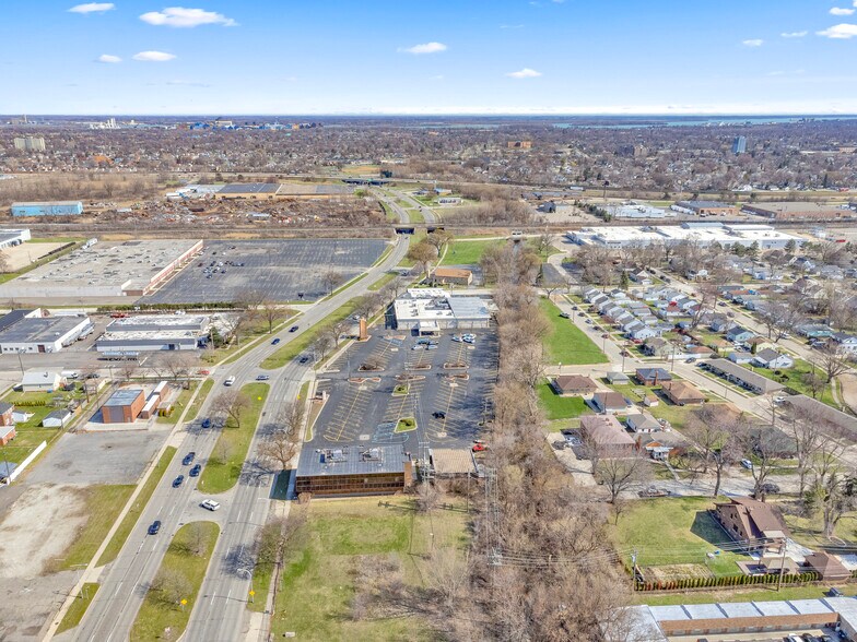 More Photos Of 25050 Outer Dr, Lincoln Park Office For Lease