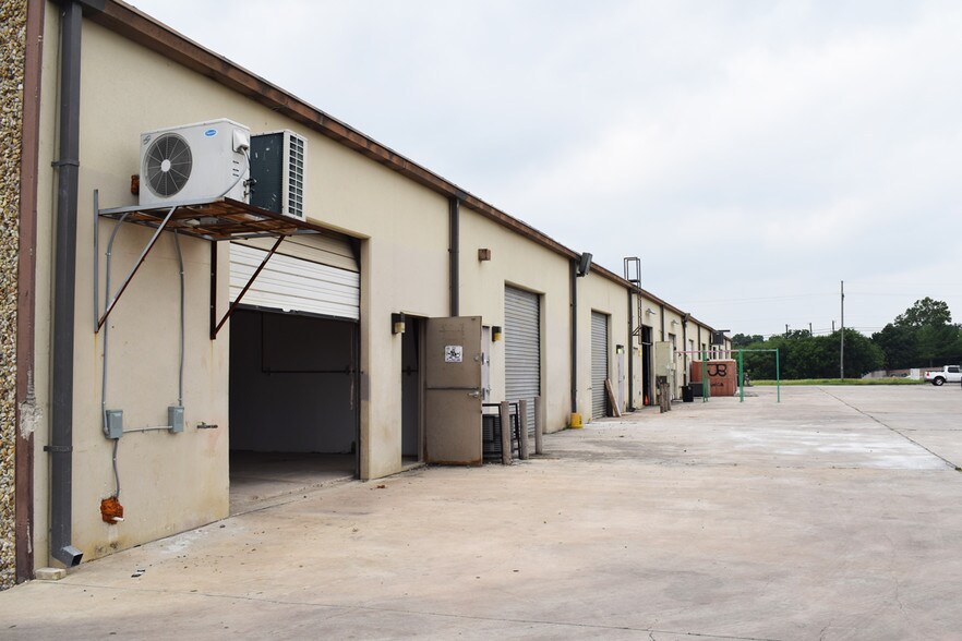 More Photos Of 10801-10817 Nacogdoches Rd, San Antonio Showroom For Lease