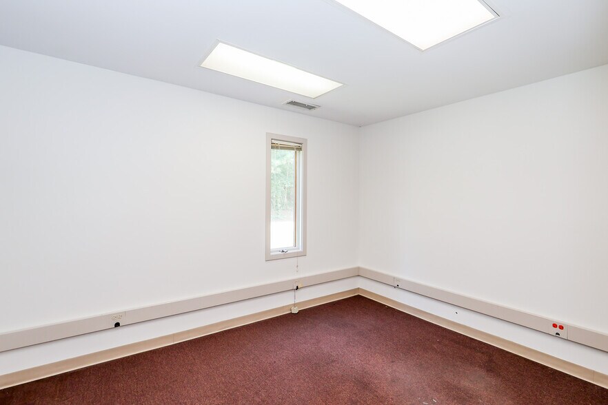 More Photos Of 1487 Belk Blvd, Oxford Office For Sale