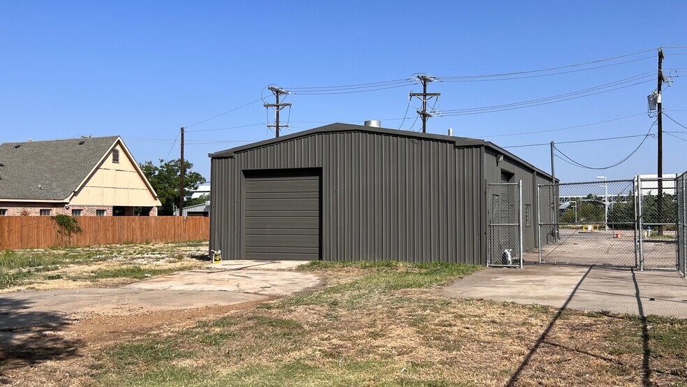 More Photos Of 2514 Burbank St, Dallas Industrial For Lease