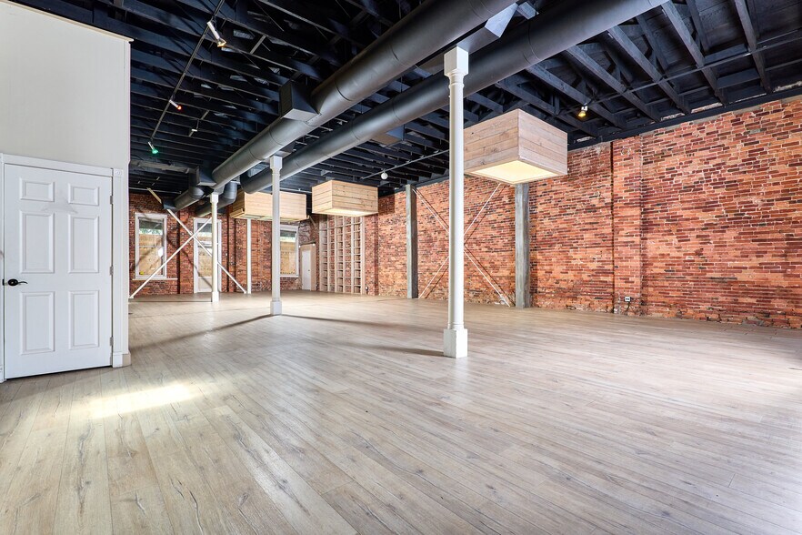 More Photos Of 910 2nd St, Sacramento Bar For Sale