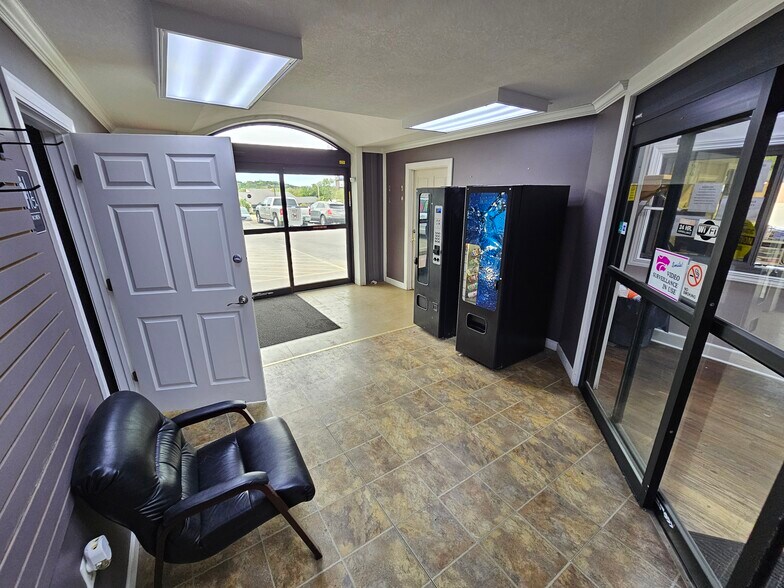 More Photos Of 1120 Westport Dr, Manhattan Specialty For Sale