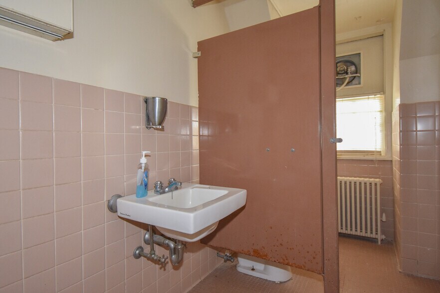 More Photos Of 82 Court Sq, Alexander City Flex For Sale