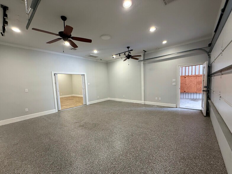 More Photos Of 1115 Chateau Woods Parkway Dr, Conroe Light Manufacturing For Lease