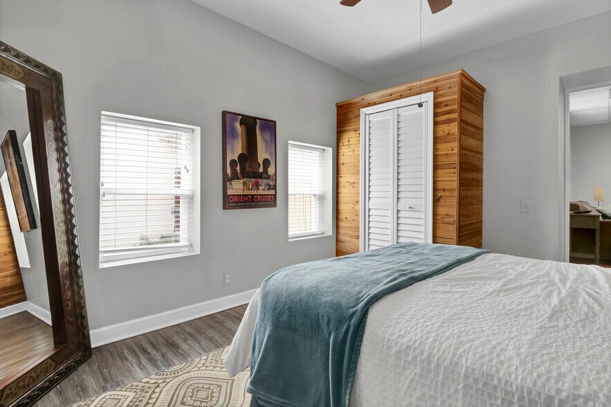 More Photos Of 2020 Princess Place Dr, Wilmington Freestanding For Sale