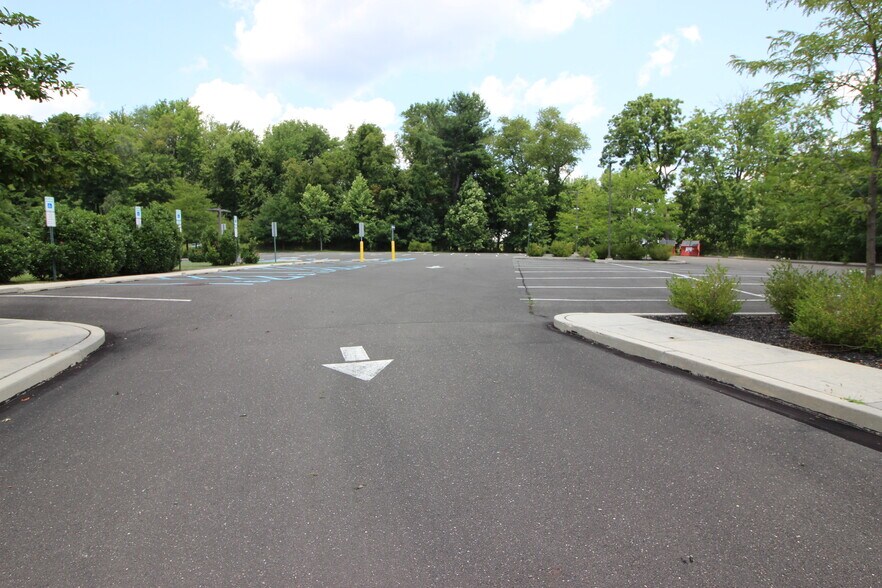 More Photos Of 455 Maryland Dr, Fort Washington Light Manufacturing For Sale