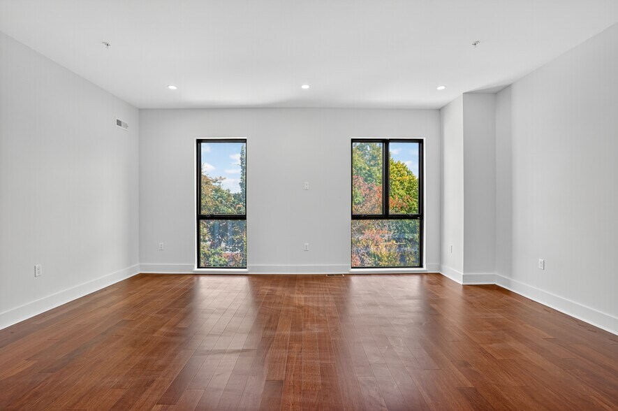 More Photos Of 7321 Georgia Ave NW, Washington Veterinarian Kennel For Sale