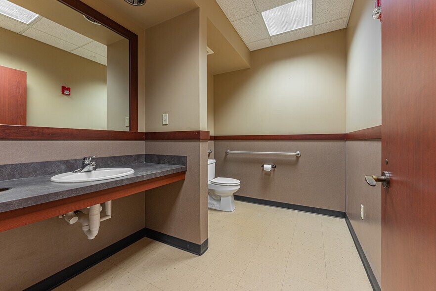 More Photos Of 3550 W Robinson St, Norman Bank For Lease