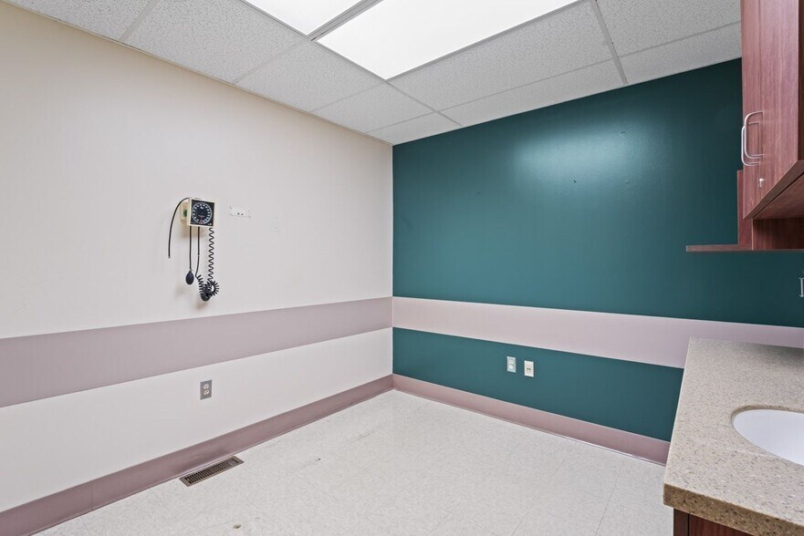 More Photos Of 1515 S 19th St, Elwood Medical For Lease