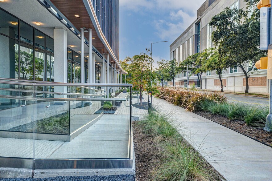 More Photos Of 427 W 20th St, Houston Medical For Lease