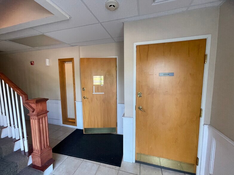 More Photos Of 52-56 Stiles Rd, Salem Medical For Lease