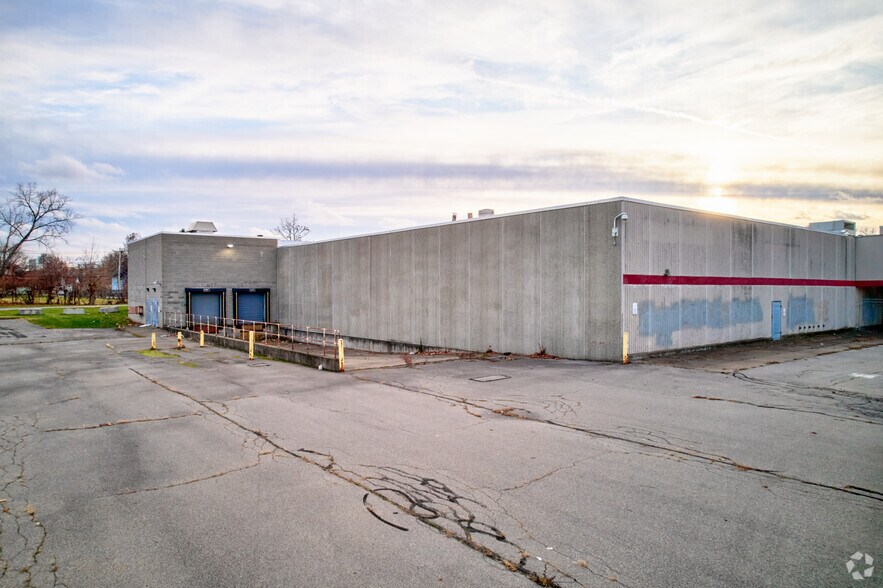 More Photos Of 710 Lake Ave, Rochester Supermarket For Sale