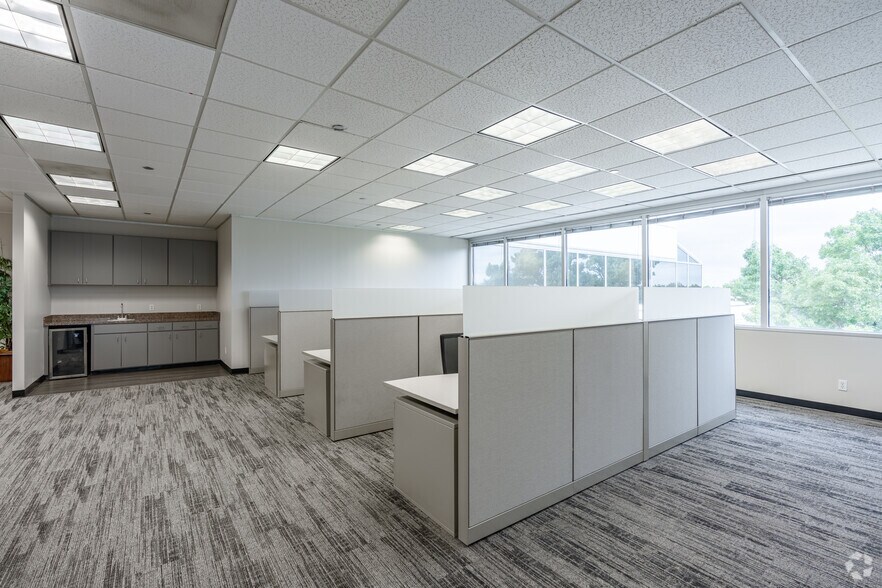 More Photos Of 1301 S Bowen Rd, Arlington Coworking Space